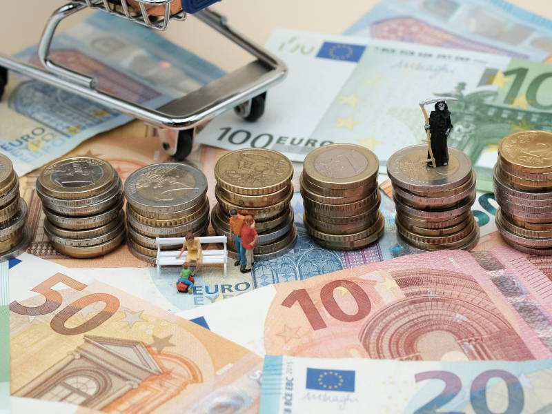 Budou lidé osvobozeni od dluhů, pokud by padl finanční systém? Budou lidé osvobozeni od dluhů, pokud by padl finanční systém?