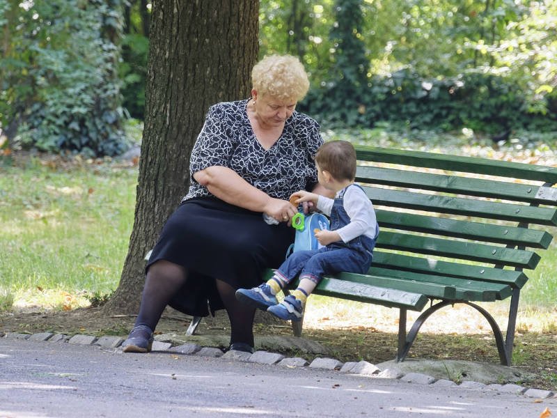 Vztah mezi vnukem a babičkou: Jedinečné pouto lásky a učení Vztah mezi vnukem a babičkou: Jedinečné pouto lásky a učení