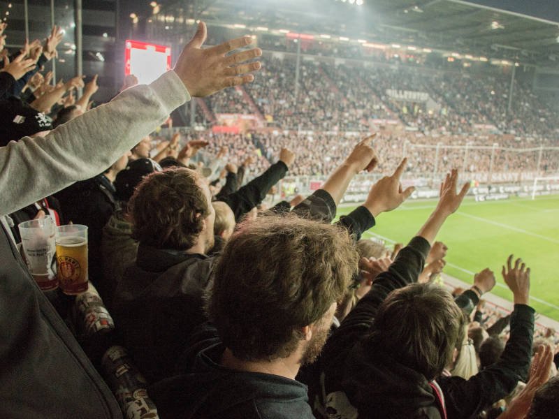 Jak ovlivňují sportovní emoce fanoušky při sledování sportu? Jak ovlivňují sportovní emoce fanoušky při sledování sportu?