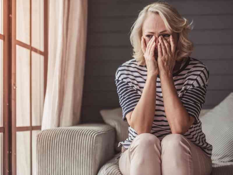       
          Když se partner vzdaluje: proč ženy po čtyřicítce tak často zůstávají samy a jak najít skutečnou příčinu
      